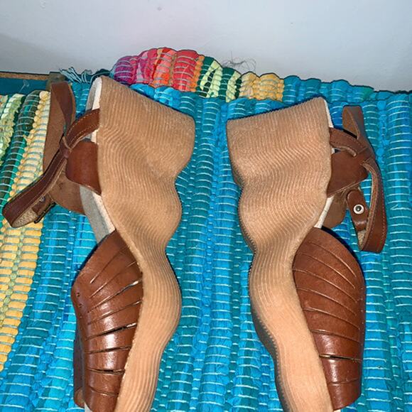 VINTAGE 70s/80s FAMOLARE "HI THERE" WAVY SOLE LEATHER WEDGE SANDAL - Picture 3 of 11